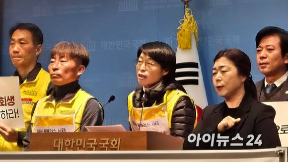 지난 23일 국회 소통관에서 열린 '홈플러스 회생 연장 및 유암코 3자 관리인 선임 촉구 기자회견'에서 안수용 마트노조 홈플러스지부장이 대주주인 MBK파트너스에 책임론을 제기하고 있다. [사진=아이뉴스24 DB]