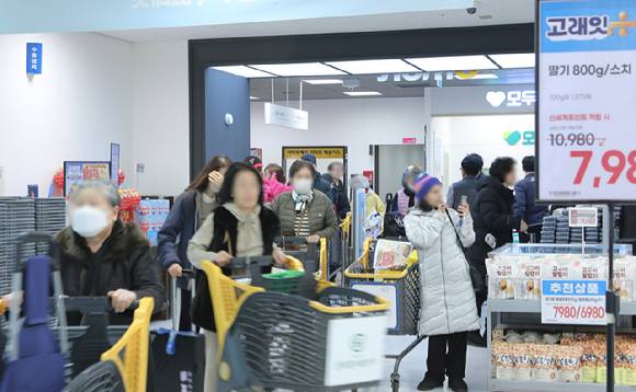 지난 26일 이마트 '고래잇페스타' 첫날 용산점 문이 열리자 매장으로 들어가는 고객들의 모습. [사진=이마트]