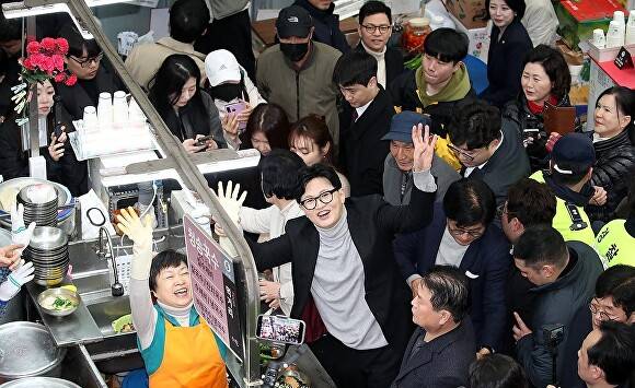 한동훈 국민의힘 전 대표가 27일 오후 대구 서문시장을 찾은 자리에서 지지자들에게 인사하고 있다 [사진=연합뉴스]