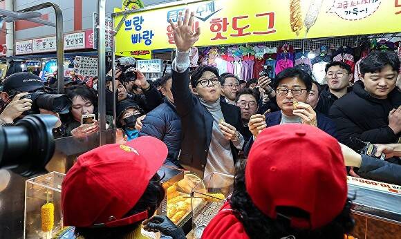 서문시장을 찾은 한동훈 전 대표 [사진=연합뉴스]