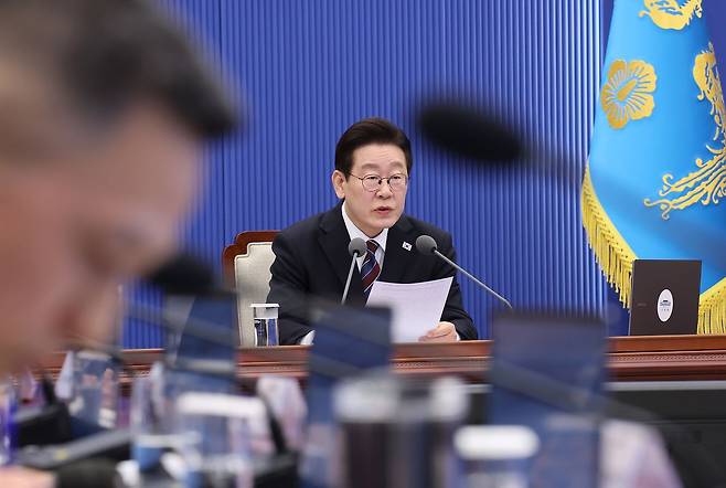 이재명 대통령이 26일 청와대 여민관에서 열린 대통령 주재 수석보좌관회의에서 모두발언을 하고 있다. 청와대사진기자단