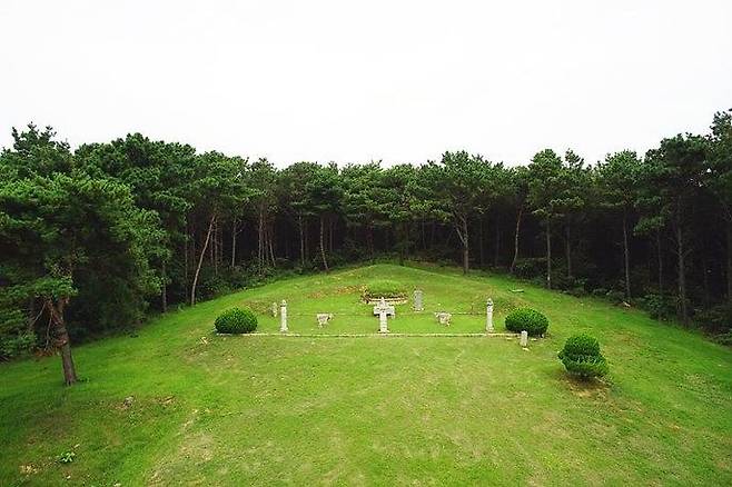 이규보는 전쟁 중 피란 수도 강화에서 사망해 인천광역시 강화군 길상면에 묘가 있다. [사진 국가유산청]