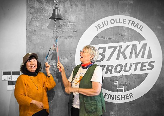 서명숙 이사장과 잔느가 제주올레 완주자 종을 치고 있다. 권혁재 사진전문기자