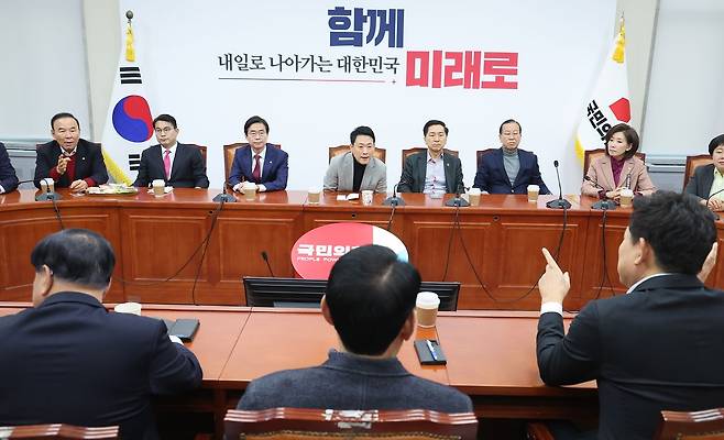 장동혁 국민의힘 대표(뒷줄 왼쪽 넷째)가 26일 국회에서 4선 이상 중진 의원들과 면담하고 있다. 장 대표는 이날 6·3 지방선거 승리를 위해 윤석열 전 대통령과 절연할 것을 요구하는 중진 의원들에게 “심사숙고하겠다”는 입장을 밝혔다. 면담에는 중진 의원 17명이 참석했다. [뉴스1]