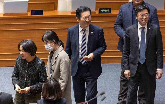 더불어민주당 정청래 대표가 26일 국회에서 열린 2월 임시국회 8차 본회의에서 전날 상정된 형법 개정안 수정안(법왜곡죄)에 대한 무제한 토론(필리버스터) 종결을 위한 투표를 하고 있다.연합뉴스