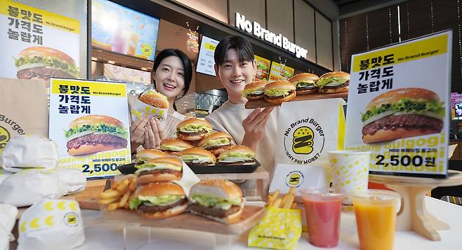 26일 서울 성동구 노브랜드 버거 성수랩점에서 모델들이 노브랜드 버거의 ‘어메이징 불고기’를 소개하고 있다. 사진 신세계푸드