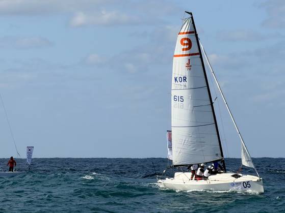 지난해 11월 28일 오후 제주시 도두항 요트부두 인근 해역에서 제1회 제주컵 국제요트대회에 참가한 7개국 선수들이 기량을 겨루고 있다. 최충일 기자