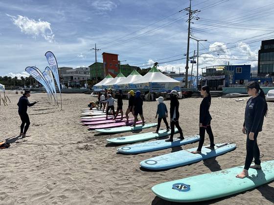 昨年8月、済州市の李湖海水浴場で開かれた済州海洋レジャースポーツフェスティバル現場でレジャー体験をしている市民たち。チェ・チュンイル記者