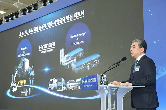장재훈 현대차그룹 부회장이 27일 전북 군산시 새만금 컨벤션센터에서 열린 새만금 로봇·수소·AI 시티 투자협약식에서 새만금 미래 전략사업 투자계획을 발표하고 있다. 뉴스1