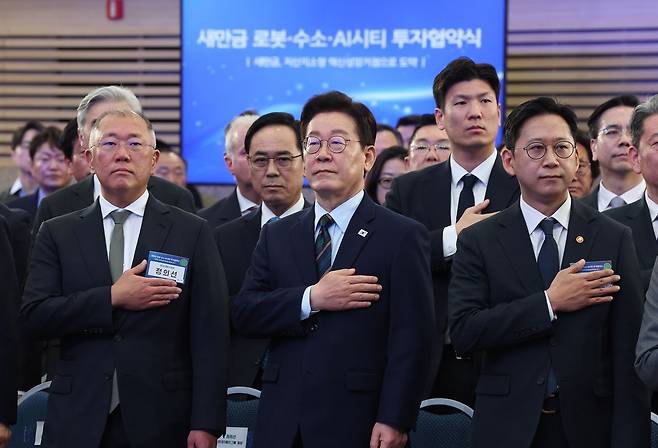 이재명 대통령이 27일 전북 군산 새만금 컨벤션센터에서 열린 새만금 로봇‧수소‧AI 시티 투자 협약식 '새만금, 지산지소형 혁신성장 거점으로 도약'에 참석해 국민의례를 하고 있다. 청와대사진기자단