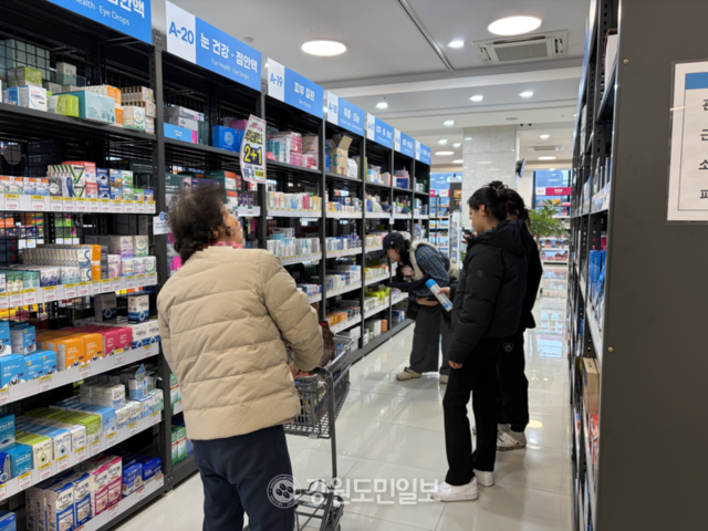 ▲ 24일 춘천의 창고형 약국에 진열된 약품들을 고객들이 살펴보고 있다. 최수현 기자