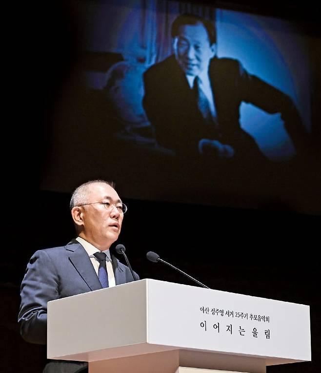정의선 현대자동차그룹 회장이 지난 25일 서울 서초동 예술의전당에서 열린 ‘아산 정주영 서거 25주기 추모 음악회’에서 정주영 창업회장 추모사를 하고 있다﻿.   /현대자동차그룹 제공