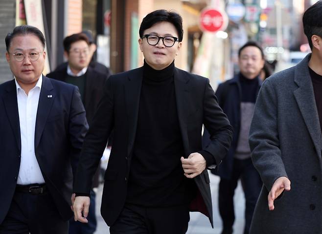 25일 오후 대구 중구 교동을 찾은 한동훈 전 국민의힘 대표가 거리를 살펴보고 있다. 연합뉴스