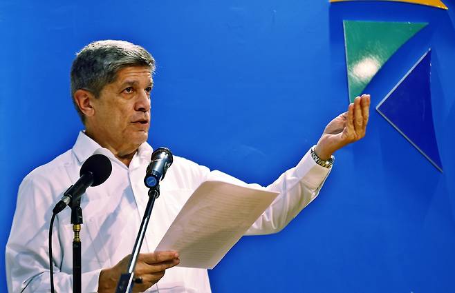 카를로스 페르난데스 데코시오 쿠바 외교부 차관이 26일(현지시간) 쿠바 아바나 국제프레스센터에서 기자회견을 하고 있다. 쿠바 정부는 자국 영해에서 발생해 4명이 사망한 사건과 관련해 미국 행정부와 계속 소통하고 있다고 밝혔다. EPA연합뉴스