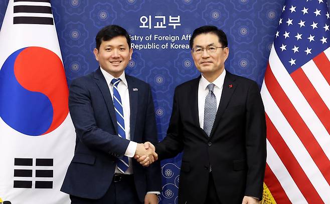 Then-US Charge d'Affaires Kevin Kim (left) and Chung Yeon-doo, director-general for diplomatic strategy and intelligence at the Foreign Ministry, meet at the government complex in Seoul on Dec. 16, 2025, for follow-up negotiations on the Korea-US summit joint fact sheet. (Joint Press Corps)