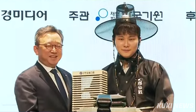 박정환 9단(오른쪽)이 정상혁 신한은행장에게 초대 기선전 우승 트로피를 받고 있다.