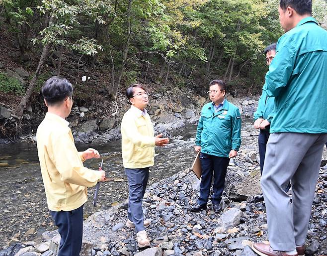 김광용 행정안전부 재난안전관리본부장이 19일 충남 보령시 성주천과 먹방천을 찾아 물놀이시설, 좌판 등 불법 점용시설 조치 현황을 점검하고 있다. 2025.9.19 / 사진=행정안전부 제공
