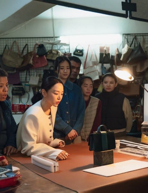 넷플릭스 드라마 레이디 두아의 한 장면.