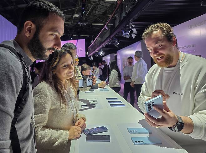 25일(현지시간) 미국 샌프란시스코에서 개최된 상반기  ‘갤럭시 언팩 2026’  행사장에서 관람객들이 S26 시리즈를 살펴보고 있다. [사진=삼성전자]