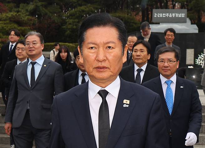 정청래 더불어민주당 정청래 대표가 27일 대구 달서구 2.28민주의거기념탑 참배를 마친 뒤 이동하고 있다. [사진출처=연합뉴스]