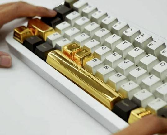 중국의 한 IT기업이 우수 직원들에게 선물한 순금으로 된 키보드 키캡 [SCMP]