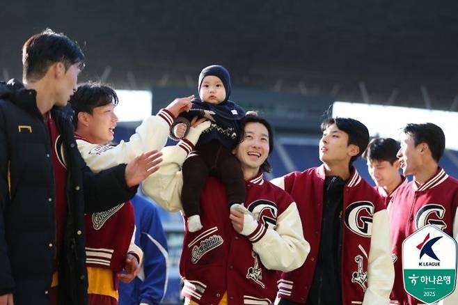 신창무가 아들과 승리의 기쁨을 나누고 있다. 사진=한국프로축구연맹