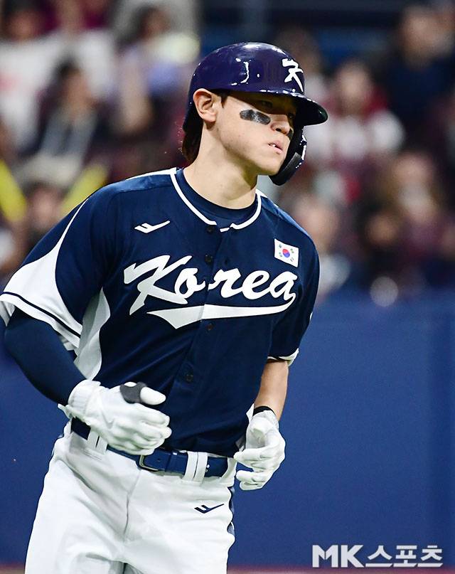 야구대표팀이 2024년 11월 2일 서울 고척스카이돔에서 2024 세계야구 소프트볼 연맹(WBSC) 프리미어12 대비 쿠바와의 평가전을 가졌다. 7회초 선두타자로 나온 대표팀 김도영이 좌전안타를 치고 출루하고 있다. 사진=김영구 기자