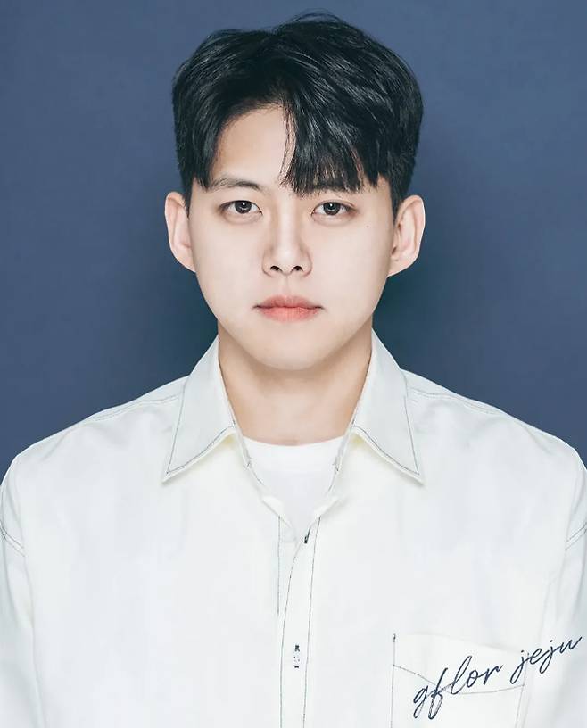 그룹 유키스 출신 동호(32·본명 신동호)와 그의 외도, 양육비 미지급, 학대 등을 주장한 전처 A씨의 갈등이 격화하고 있다. 동호가 법적 대응을 예고한 가운데 A씨가 추가 폭로에 나서며 공방을 이어가고 있다. /사진=동호 인스타그램