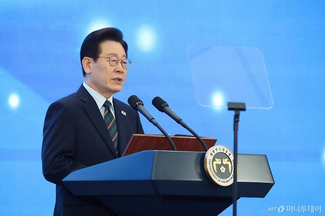 (군산=뉴스1) 이재명 기자 = 이재명 대통령이 27일 전북 군산시 새만금 컨벤션센터에서 열린 새만금 로봇·수소·AI 시티 투자협약식에서 축사를 하고 있다. 2026.2.27/뉴스1  Copyright (C) 뉴스1. All rights reserved. 무단 전재 및 재배포,  AI학습 이용 금지. /사진=(군산=뉴스1) 이재명 기자