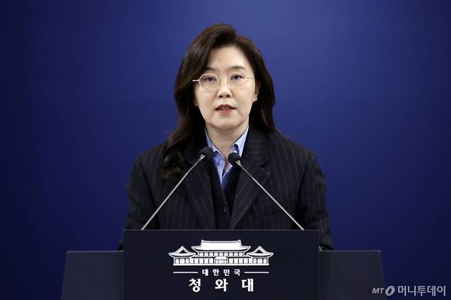 [서울=뉴시스] 최동준 기자 = 강유정 대변인이 2일 청와대에서 인사 관련 브리핑을 하고 있다.  이재명 대통령은 재정경제부 제2차관에 허장 한국수출입은행 ESG위원장, 우주항공청장에 오태석 한국과학기술기획평가원장을 임명했으며 국가물관리위원회 민간 위원장에는 김좌관 부산가톨릭대 석좌교수, 아시아문화중심도시조성위원회 위원장에 김원중 전 광주평화음악제 총감독을 위촉했다. 2026.02.02. photocdj@newsis.com /사진=최동준