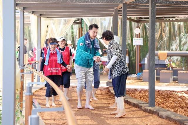 오언석 도봉구청장이 초안산근린공원 맨발 걷기 프로그램에 참여해 구민들과 인사를 나누고 있다. 도봉구청 제공