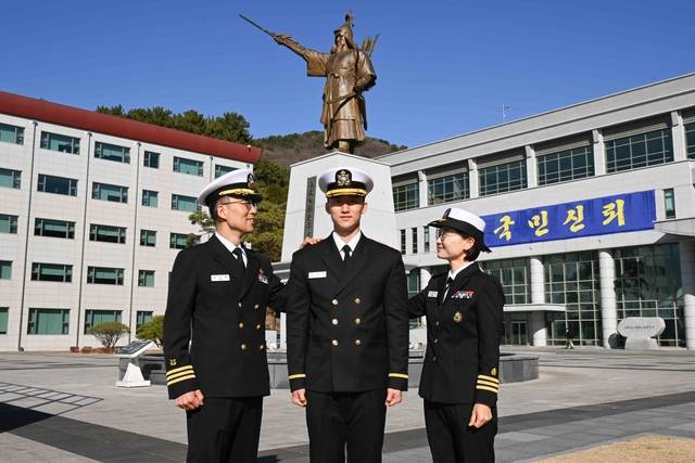 27일 해군사관학교 제80기 졸업식에서 한미연합군사령관상을 수상하는 김동관 사관생도가 해군 중령인 아버지 김지훈(왼쪽) 해군사관학교 재정관리처장), 어머니 정보라(오른쪽) 해군 해양의료원장과 함께 지난 26일 경남 진해 해군사관학교 충무공이순신 동상 앞에서 기념촬영을 하고 있다. 해군 제공