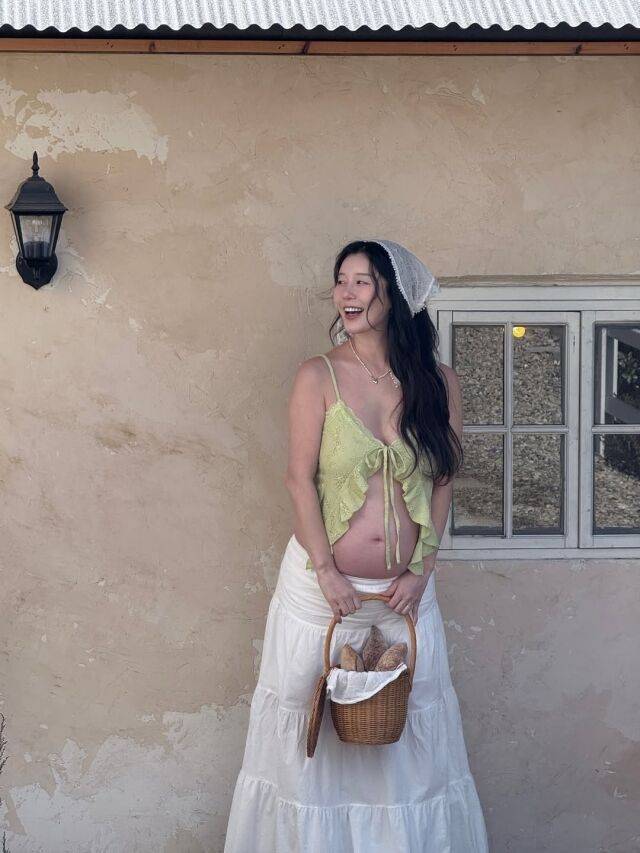 나비가 유럽에서 촬영한 둘째 만삭 화보를 공개했다. / 나비 SNS