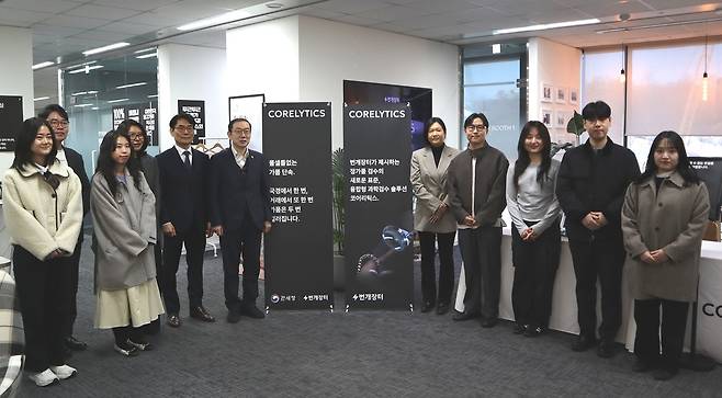 이명구(가운데 왼쪽) 관세청장이 27일 번개장터를 방문해 기념사진을 촬영하고 있다. [번개장터 제공]