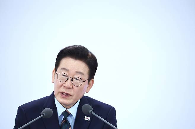 이재명 대통령이 27일 전북 전주시 전북대학교에서 열린 ‘전북의 마음을 듣다’ 타운홀미팅 간담회에서 발언하고 있다. [연합]