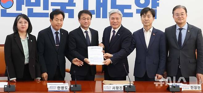 [서울=뉴시스] 조성봉 기자 = 한병도 더불어민주당 원내대표가 지난 25일 오전 서울 여의도 국회에서 열린 민주당-개혁진보4당 정치개혁 간담회에서 정치개혁 관련 요구안을 전달받고 있다. 왼쪽부터 용혜인 기본소득당 대표, 윤종오 진보당 원내대표, 한 원내대표, 서왕진 조국혁신당 원내대표, 한창민 사회민주당 대표, 이연희 민주당 전략기획위원장. 2026.02.25. suncho21@newsis.com