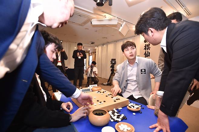 박정환 9단 vs 왕싱하오 9단. 사진은 대국 후 복기 장면. 한국기원 제공