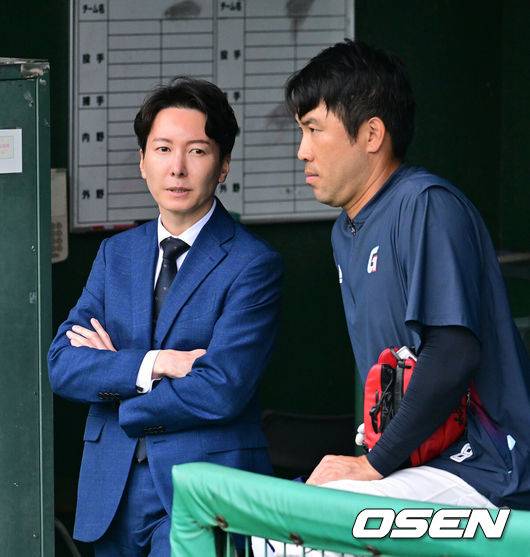 [OSEN=미야자키(일본), 지형준 기자] 26일 일본 미야자키 산마린 스타디움에서 두산 베어스와 롯데 자이언츠의 구춘대회 경기가 열렸다.두 팀의 맞대결은 롯데가 6-2로 앞선 3회말 악천후로 인해 노게임 선언됐다.&nbsp;경기에 앞서 롯데 박준혁 단장과 전준우가 이야기를 나누고 있다. 2026.02.26 /jpnews@osen.co.kr