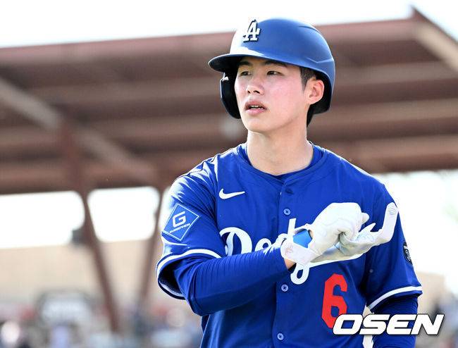 [OSEN=애리조나(미국), 이대선 기자] 21일(한국시간) 미국 애리조나주 글렌데일 캐멀백 랜치에서 2025 메이저리그 LA 다저스와 시카고 컵스의 시범 경기가 열렸다.김혜성은 다저스와 최대 3+2년 2200만 달러(약 320억원) 계약에 합의하며 메이저리그 진출에 성공했다.LA 다저스 김혜성이 공수 교대 때 더그아웃으로 이동하고 있다.  2025.02.21 / sunday@osen.co.kr