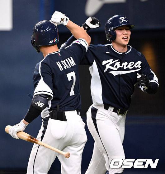 [OSEN=오사카, 손용호 기자] 7일 오사카 교세라돔에서 2023 WBC(월드베이스볼클래식) 에 참가한 한국 야구대표팀이 한신 타이거즈와 연습경기를 가졌다.8회초 무사 선두타자 김혜성이 우측 담장을 넘기는 솔로 홈런을 치고 동료들의 환영을 받고 있다.2023.03.07/spjj@osen.co.kr