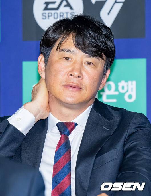 [OSEN=박준형 기자] 25일 서울 서대문구  스위스그랜드 호텔 컨벤션센터에서 하나은행 K리그 2026 개막 미디어데이(2부 K리그2)가 진행됐다.프로축구 K리그 29개 구단이 새 시즌 개막을 앞두고 저마다 당찬 출사표를 던졌다. 수원FC 박건하 감독이 질문을 듣고 있다.  2026.02.25 / soul1014@osen.co.kr