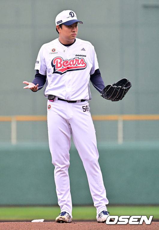 [OSEN=미야자키(일본), 지형준 기자] 26일 일본 미야자키 산마린 스타디움에서 두산 베어스와 롯데 자이언츠의 구춘대회 경기가 열렸다.이날 두산은 이영하, 롯데는 쿄아마가 선발로 나섰다.1회 두산 이영하가 경기를 준비하고 있다. 2026.02.26 /jpnews@osen.co.kr