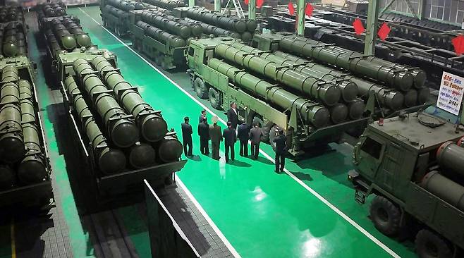 김정은 북한 국무위원장이 초대형방사포 발사차량들을 살피고 있다. 노동신문·뉴스1