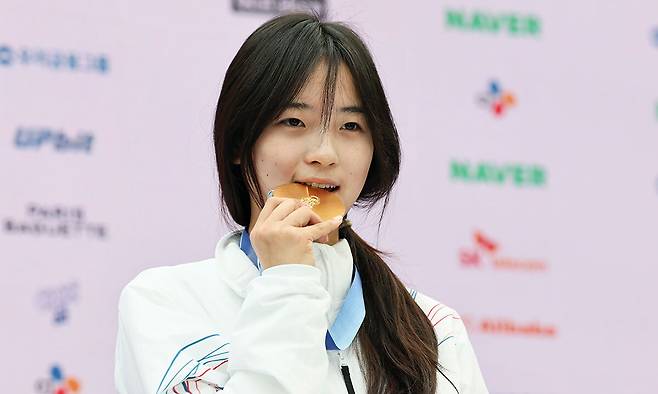 스노보드 하프파이프 금메달리스트 최가온이 지난 14일 이탈리아 밀라노 코리아하우스에서 열린 기자회견을 마치고 기념촬영을 하고 있다. 밀라노=뉴시스