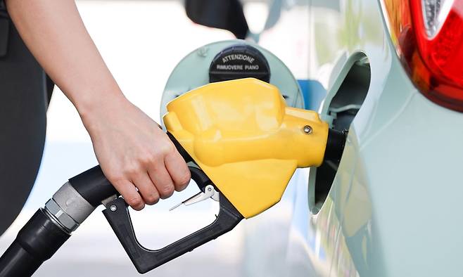 주유 노즐로 연료를 넣는 모습. 자동 멈춤 후 추가 주입은 차량 시스템에 부담을 줄 수 있다. 사진=클립아트코리아