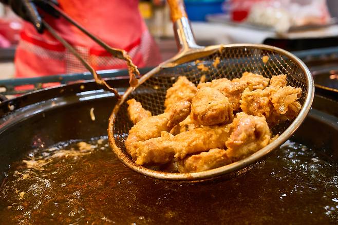 공정거래위원회는 이날 국내 주요 외식업 7개사와 함께 외식상품 가격을 인상하거나 중량을 줄일 경우, 시행일 기준 늦어도 7일 전에 소비자에게 미리 알리는 내용을 골자로 한 ‘가격인상 등 정보제공 협약’을 체결했다. 게티이미지뱅크