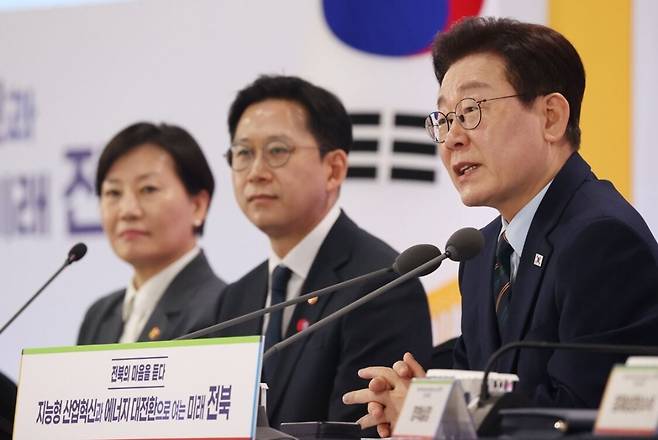 이재명 대통령이 27일 전북 전주시 전북대학교 국제컨벤션센터에서 열린 ‘전북 타운홀미팅’에서 모두발언을 하고 있다. 전북사진기자단 제공