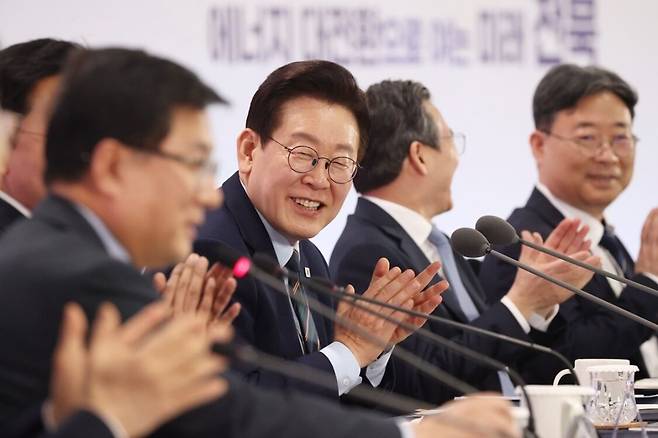 27일 전북 전주시 전북대학교 국제컨벤션센터에서 열린 ‘전북 타운홀미팅’에서 이재명 대통령이 관계 부처 장관들이 다양한 전북 지원 방안을 발표하자 박수를 치며 응원하고 있다. 전북사진기자단 제공