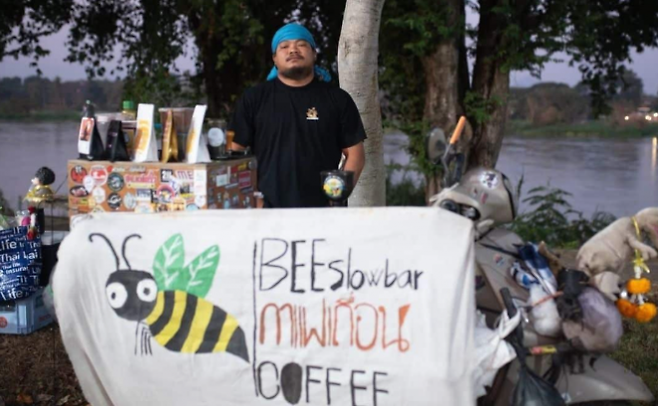 태국 전역을 오토바이로 누비며 커피를 파는 유명 바리스타가 복장을 이유로 예약한 호텔에서 쫓겨났다는 주장을 제기해 현지에서 외모 차별 논란이 일고 있다. 페이스북
