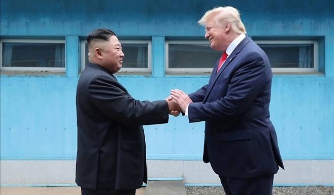 2019년 6월 30일 판문점에서 도널드 트럼프(오른쪽) 미국 대통령이 군사분계선을 사이에 두고 김정은 북한 국무위원장과 악수하고 있다. 당시 회동은 사전 조율 없이 성사돼 ‘깜짝 정상회담’으로 불렸다. 연합뉴스